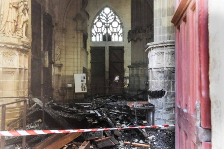 Según las primeras revisiones, 'los daños se concentran en el gran órgano que parece estar completamente destruido. La plataforma en la que se encuentra es muy inestable y amenaza con derrumbarse', comentó Ferlay. Sin embargo, los daños no pueden compararse con los causados por el incendio de Notre Dame de París en 2019.
