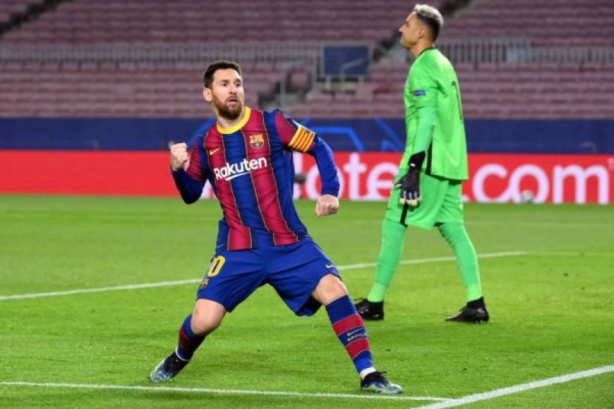 Messi, eufórico, celebrando su gol de penal.