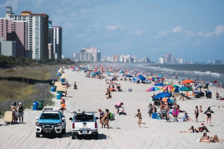 Sin guardar las medidas de distanciamiento y utilizar tapabocas, miles de personas abarrotaron este fin de semana las playas de la costa este de Estados Unidos para conmemorar el Día de los Caídos (Memorial Day) que se celebra este lunes en EEUU.