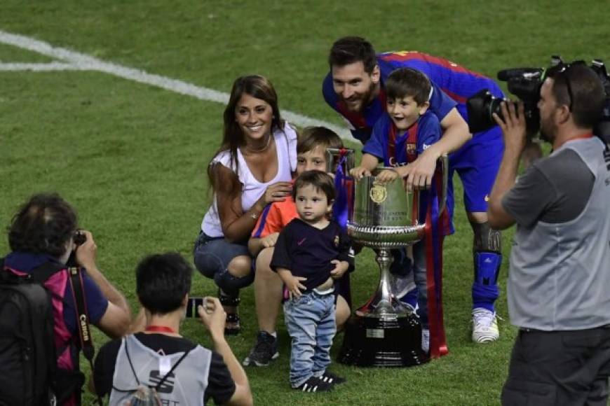 Le hermosa Antonella Roccuzzo fue la sensación en los festejos de los azulgranas en el campo del Calderón. Posó junto a su marido Messi.