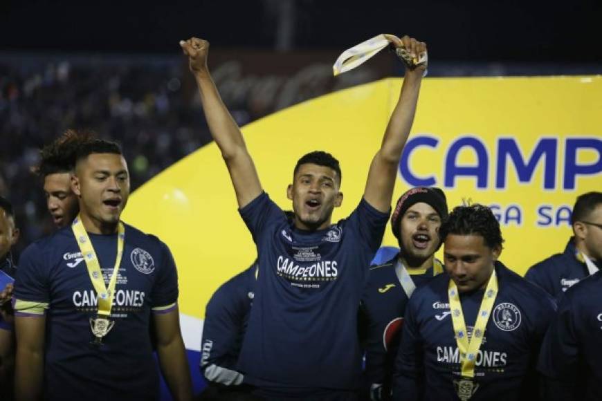 Marcelo Pereira celebrando con la medalla de campeón.