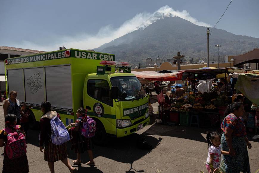 Las autoridades de Guatemala informaron este lunes que el incendio forestal en el volcán de Agua ha sido sofocado en un 30 %, tras cinco días de operaciones para controlar la emergencia. 
