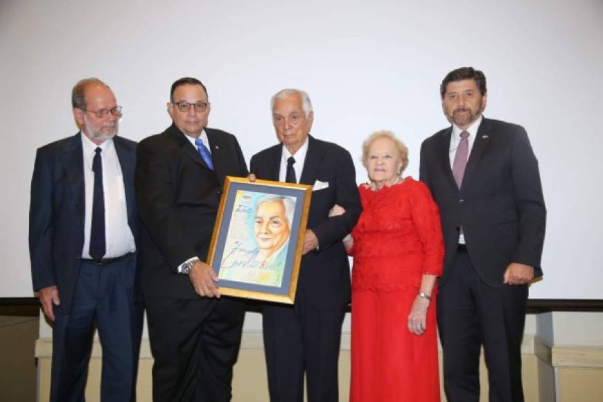 El empresario Fernando Lardizábal al recibir el reconocimiento de parte de directivos del Cohep. El homenajeado llegó en compañía de su familia. Es pionero de la radiodifusión y la industria maderera en Honduras.