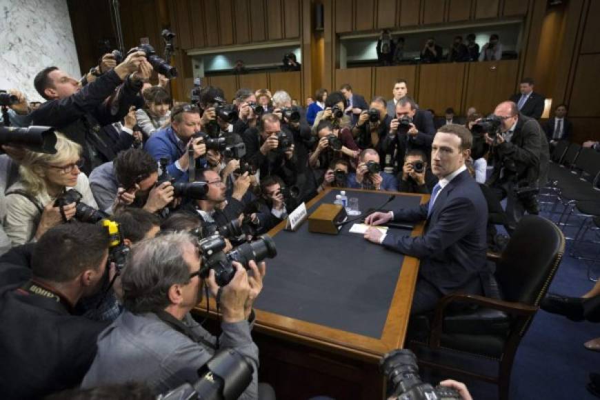 Uno de los detalles que llamó la atención de la prensa, fue un cojín que Zuckerberg utilizó para verse 'un poco más alto' en su banquillo.