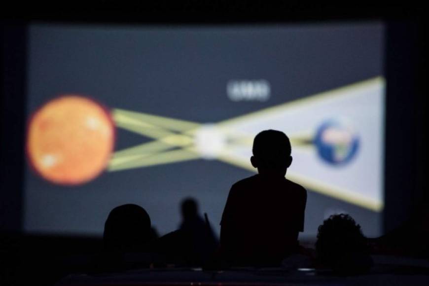 Sin embargo, desde el momento en que la luna empiece a ocultar el sol, hasta que este se vea limpio por completo, transcurrirán unas tres horas.