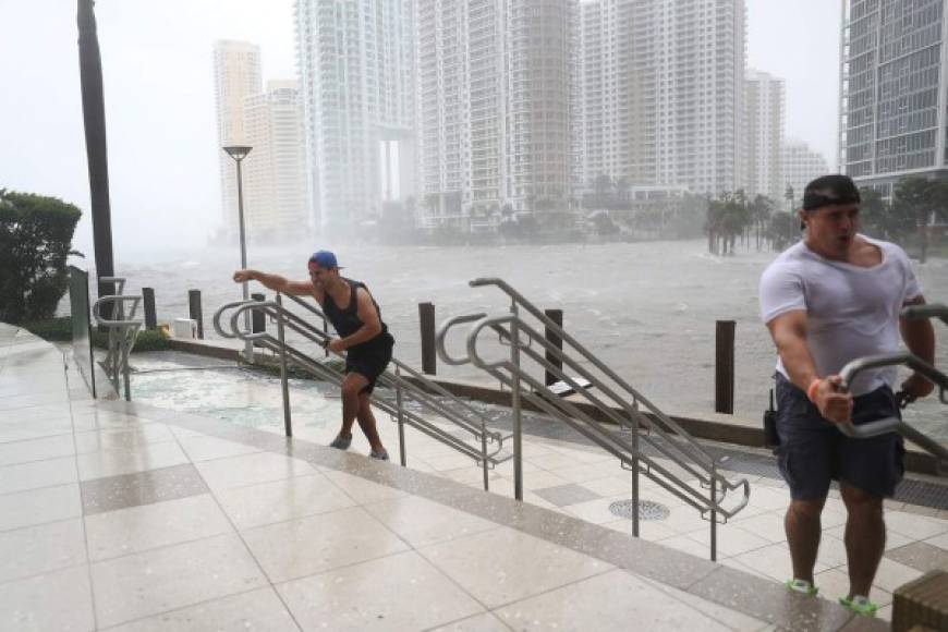 Imágenes de televisión mostraban que el mar se tragaba a lengüetazos el paseo costero de Brickell Avenue, en el centro costero de Miami, e inundaba las calles hasta cubrir al menos la mitad de algunos coches.