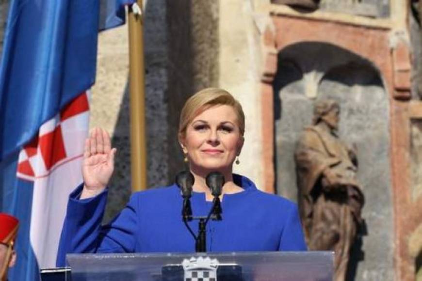 Perfil de Kolinda Grabar <br/><br/>Grabar es hija de un carnicero y se define como una mujer muy cosmopolita. <br/>Cuando estudiaba secundaria participó de un intercambio en Nuevo México (Estados Unidos), de donde se graduó en 1986.<br/>Una vez de regreso en su país, terminó sus estudios en la Universidad de Zagreb, en 1992, con una triple licenciatura en Inglés, Español y Literatura. <br/>Luego hizo una maestría en Relaciones Internacionales y recibió una beca Fullbright, señala la nota de El Confidencial.<br/>Antes de asumir la presidencia, trabajó como embajadora de Croacia en Estados Unidos y como secretaria general adjunta de la OTAN. <br/>Estudió en Zagreb, Viena, Washington y Harvard. Domina el croata, el inglés, el español y el portugués.