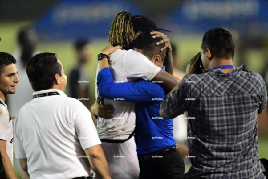 El emotivo abrazo del técnico del Honduras Progreso, Luis Alvarado, con el defensa tico Roy Smith.
