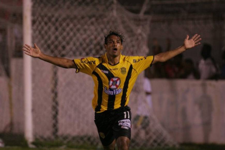 Tras haber estado un año con Olimpia, Everaldo Ferreira se fue a Uruguay y luego en el 2007 volvió a Honduras en donde fichó por Real España. Con el club sampedrano ganó un título.