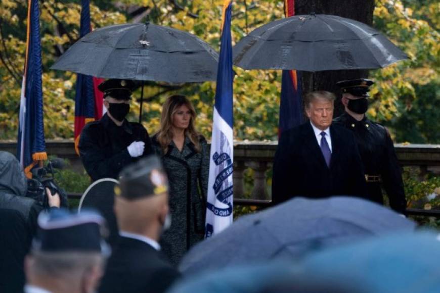 Donald y Melania Trump realizaron su primera aparición pública, tras la derrota electoral frente a Joe Biden, para rendir homenaje a los veteranos estadounidenses en el Día de los Caídos.