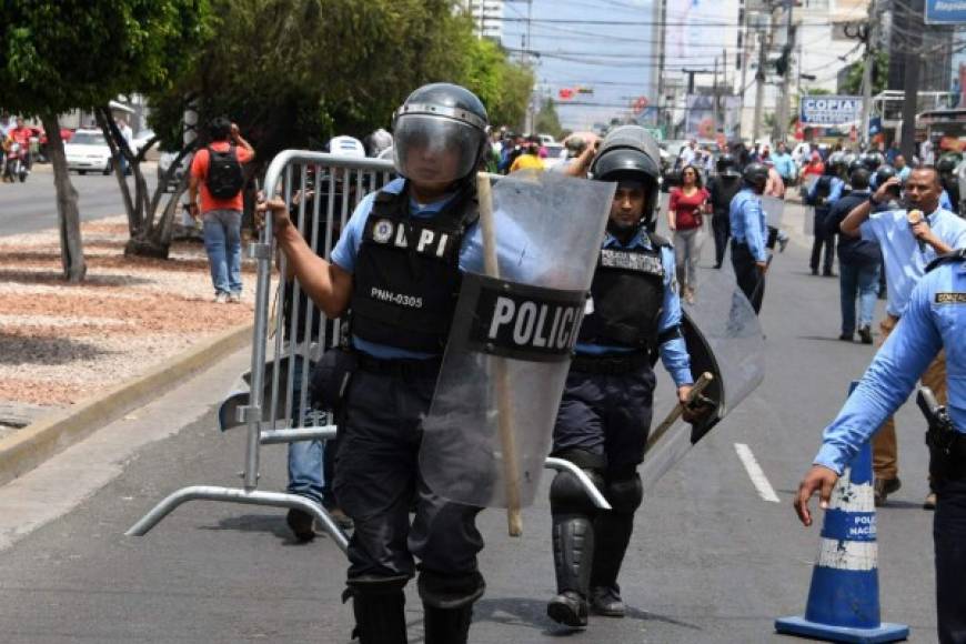 Agentes de la Policía Nacional lanzó gases lacrimógenos para despejar la calle.