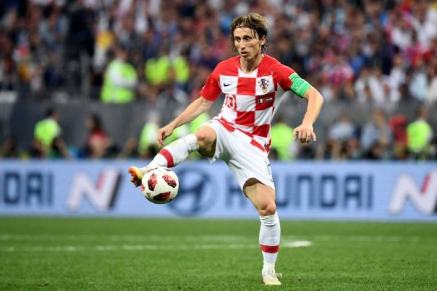 Luka Modric (Croacia): Con casi 33 años, Modric por fin ha despuntado con su selección. Diez años después de ganarse el sobrenombre del 'Cruyff croata', por su parecido con 'el flaco', Modric es el mejor centrocampista del mundo. Un capitán que guió a su selección a la final y recibió el Balón de Oro del Mundial.