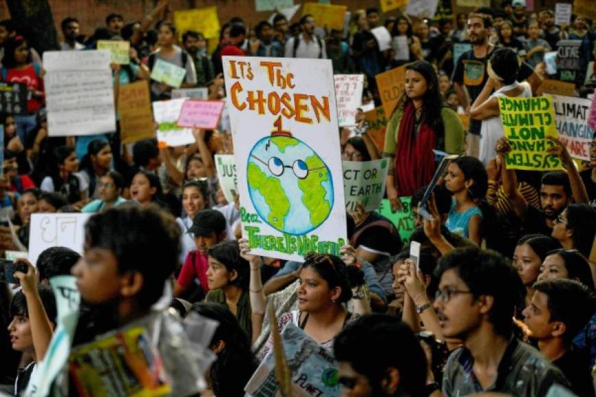 En la India, miles salieron a manifestarse, como se aprecia en esta imagen tomada en Nueva Delhi.