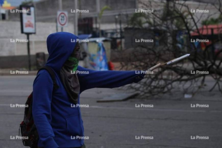 Un joven encapuchado se enfrenta a la Policía en el bulevar del norte.