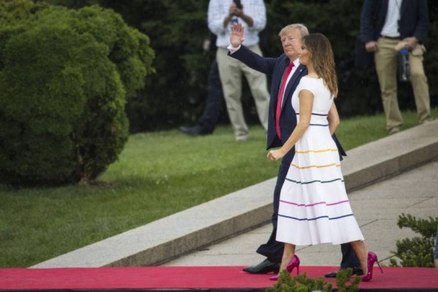 Como ya es costumbre, Melania acaparó las miradas a su llegada, y el vestido elegido para esta ocasión, ha sido el blanco de todo tipo de comentarios.