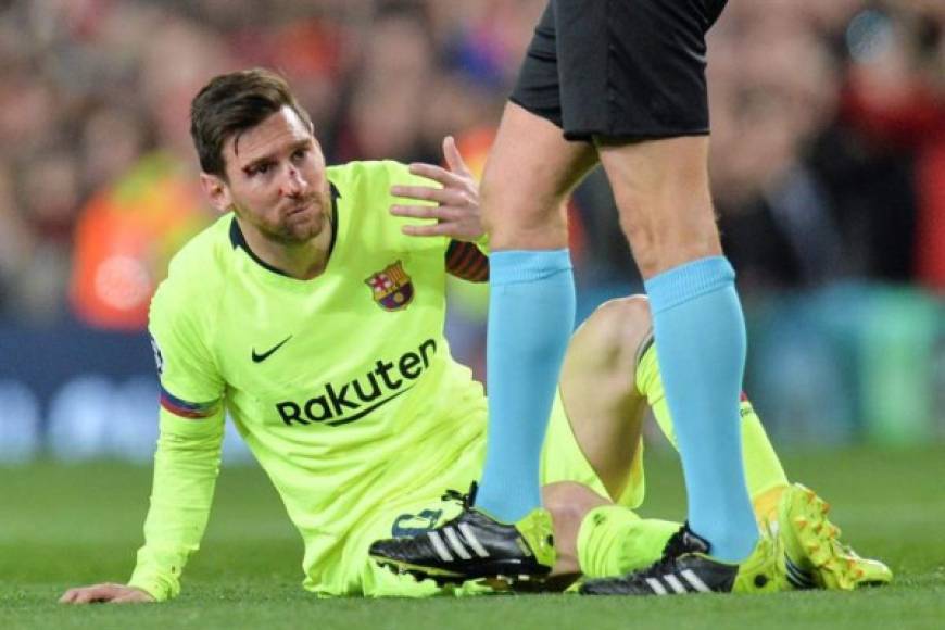 Leo Messi se duele en el suelo tras sufrir un golpe de Smalling.