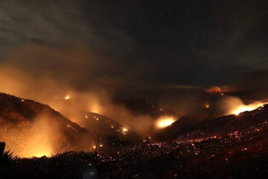 En la noche del sábado al domingo, ese fuego ganó terreno y pasó de ocupar una superficie de 62.700 hectáreas a más de 70.000, según datos del Departamento Forestal y de Protección contra Incendios.
