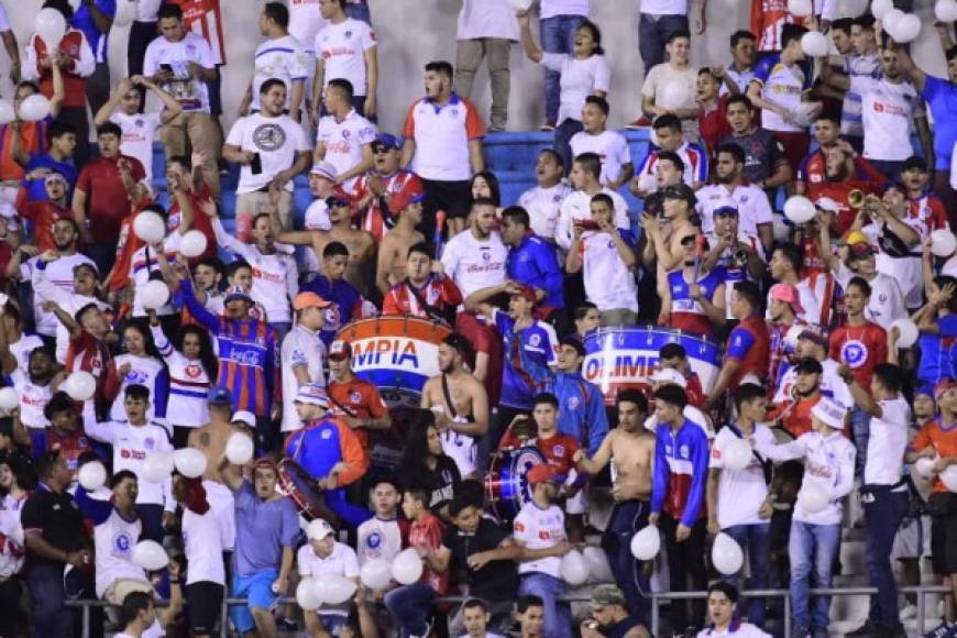 Estos aficionados del Olimpia se instalaron en Sol Sur y le dieron su apoyo al Olimpia.