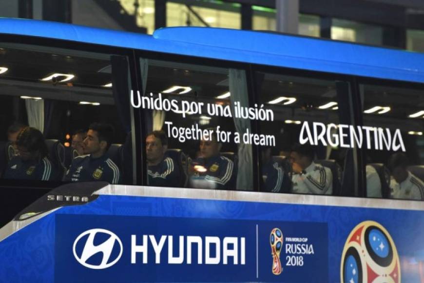 'Unidos por una ilusión', ese es el lema del autobús de la selección argentina en Rusia. Foto AFP