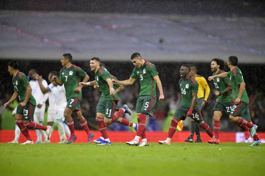 México ganó en penales 4-2 a Honduras tras igualar la serie (2-2) con un gol marcado dos minutos después del tiempo que había añadido el árbitro salvadoreño Iván Barton.