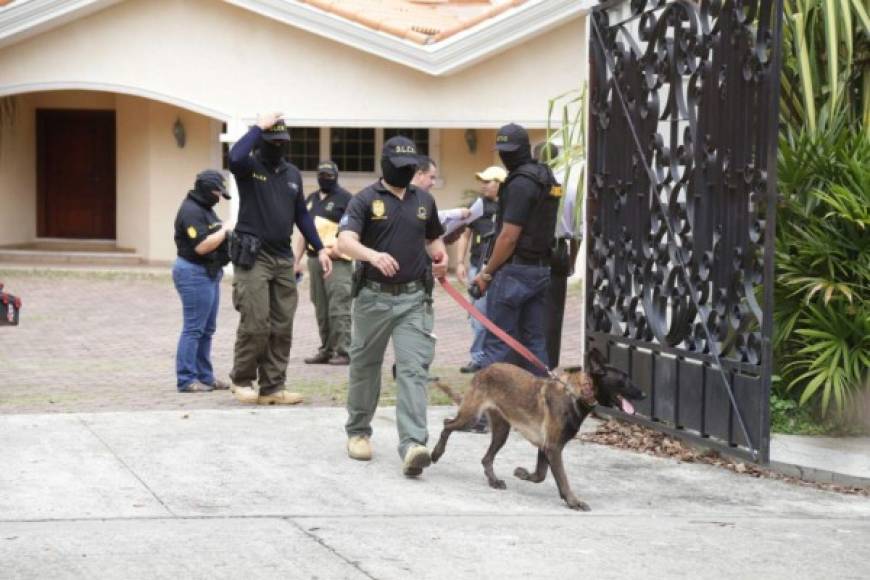 Los militares realizan los aseguramientos de las propiedades de la familia Rosenthal con el apoyo del escuadrón canino. El Departamento del Tesoso acusó a tres miembros de la familia de lavado de activos.