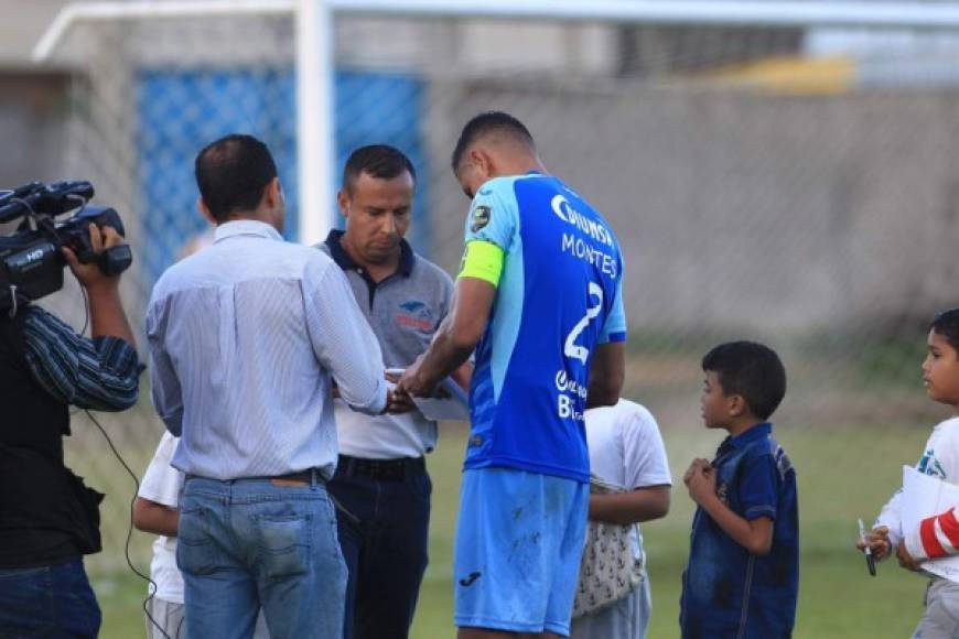 El capitán motagüense Juan Pablo Montes también firmó autógrafos antes de hablar con los medios.