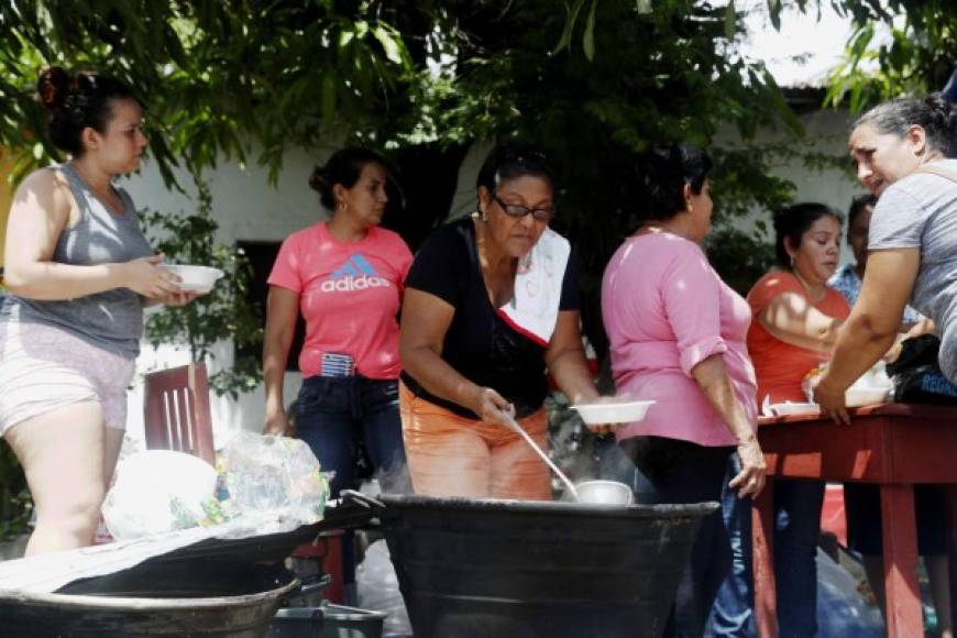 Familias guatemaltecas han salido en ayuda de los hondureños que recorren su país con destino a Estados Unidos, pese a las amenazas de Donald Trump de militarizar su frontera.