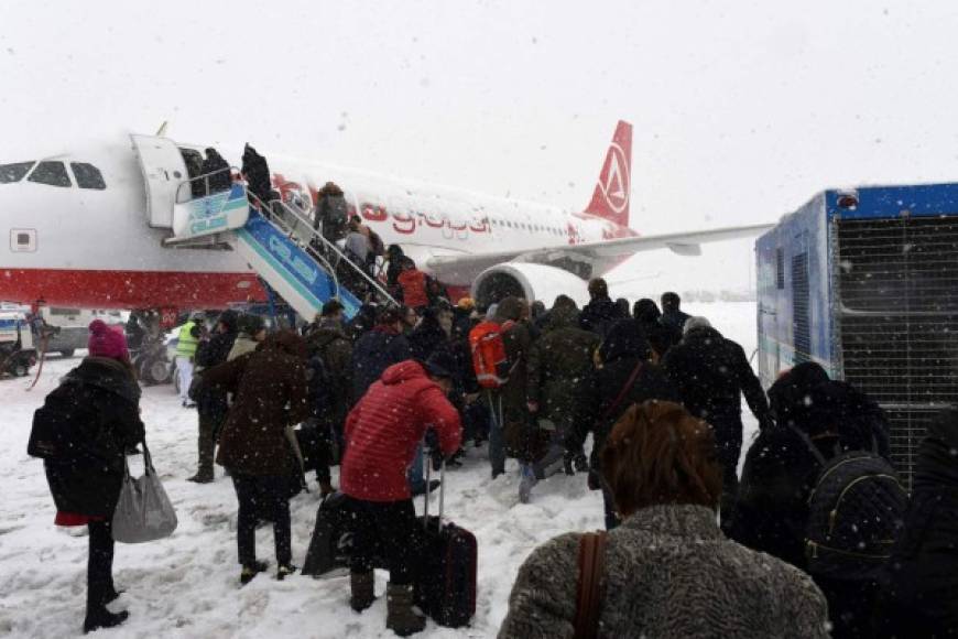 Un espeso manto de nieve cubría Estambul por tercer día consecutivo, provocando la anulación de cientos de vuelos y bloqueando a miles de viajeros. Fotos AFP.