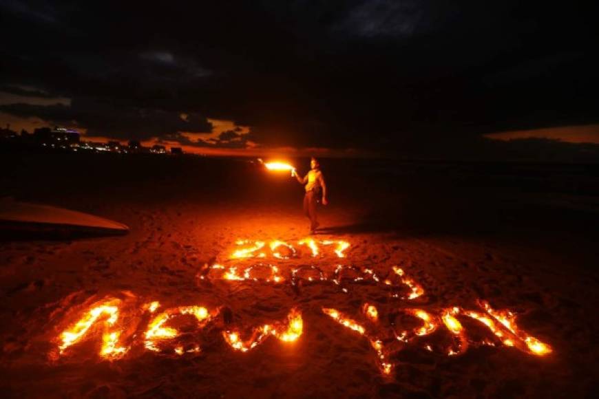 Un letrero de fuego le da la bienvenida al 2017 en una playa de la Franja de Gaza, Palestina.