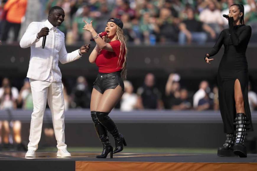 Los cantantes Chiquis Rivera, Oriana Sabatini y Akon pusieron a bailar a todos en el SoFi Stadium con su música antes de la final.
