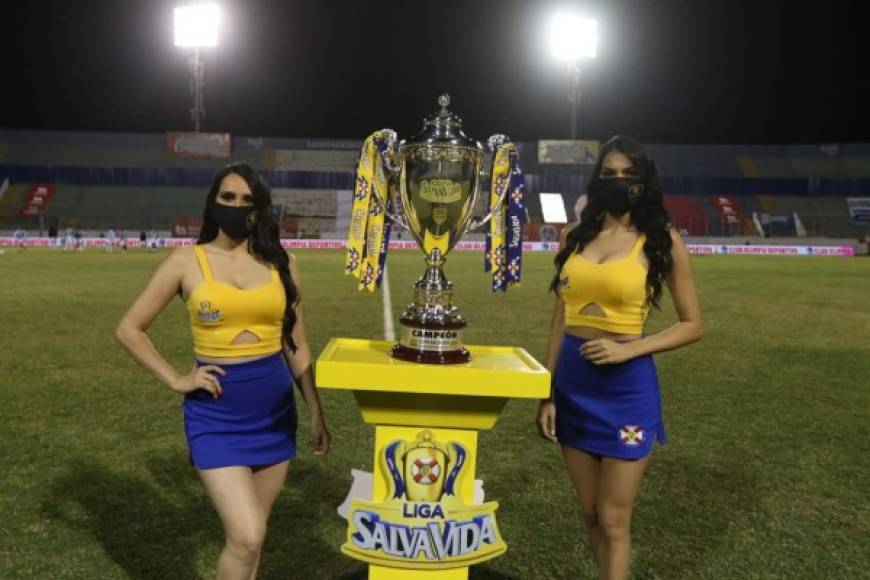 Las hermosas chicas que acompañaron la Copa que se llevara el campeón del Torneo Apertura 2020.