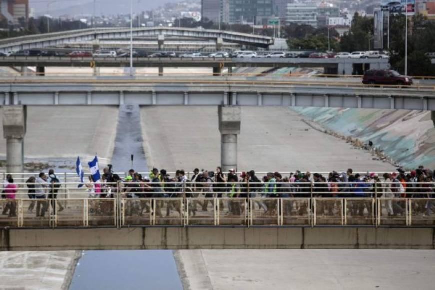 Estados Unidos reveló el viernes, un aumento de la inmigración ilegal en la frontera con México, una situación que tildó de 'crisis de seguridad' y que motivó un nuevo llamado de Trump a levantar su polémico muro limítrofe.