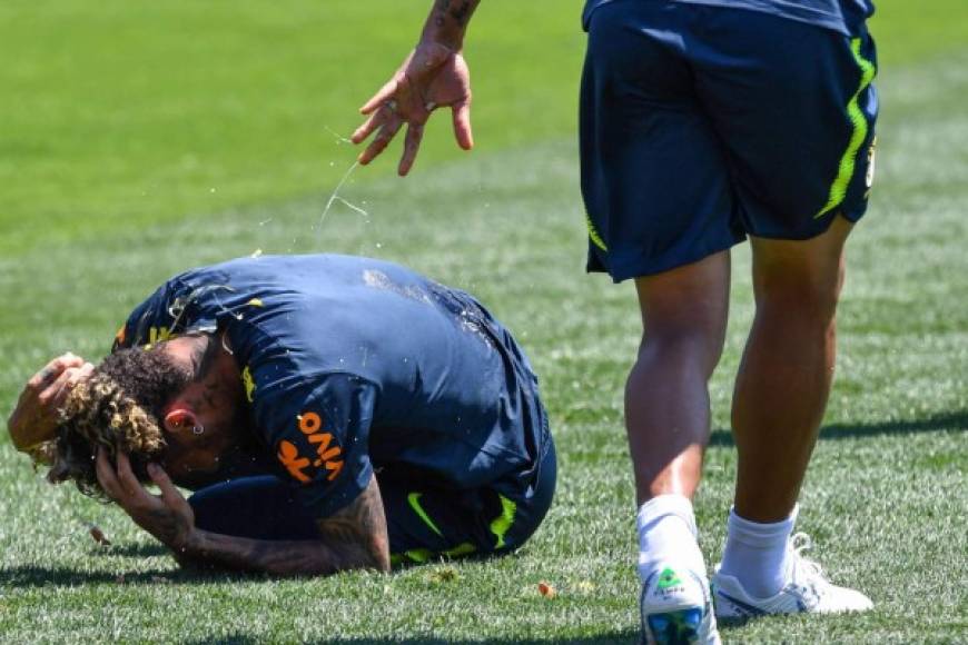 Así terminó Neymar tras el ataque de huevos que sufrió por parte de sus compañeros.