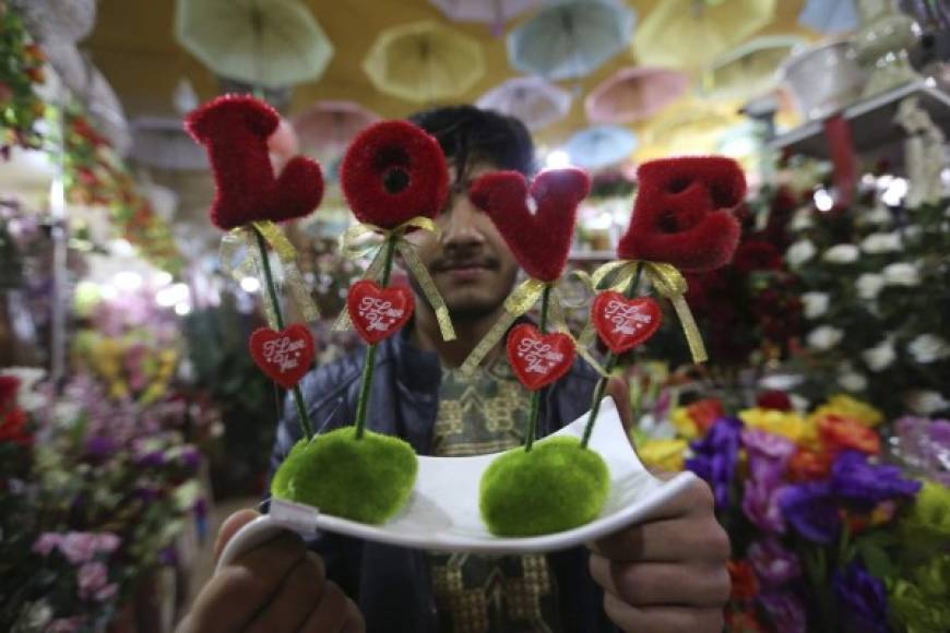 En Afganistán, un hombre muestra un regalo de San Valentín en una tienda en Herat.