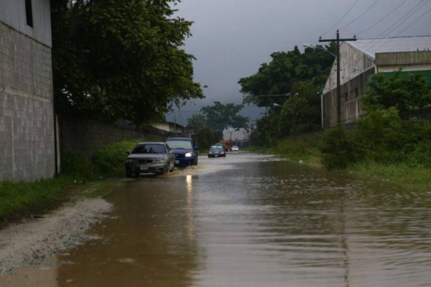 Las fuertes lluvias que azotan la zona norte y litoral de Honduras han dejado las calles anegadas de agua, como el caso de la colonia El Periodista.