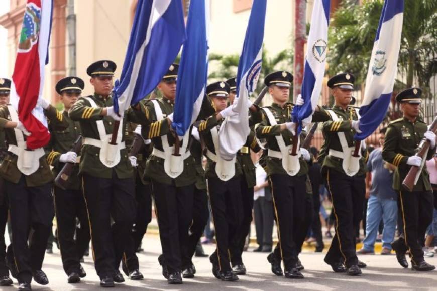 Civismo y respeto muestran estos cadetes en el desfile.