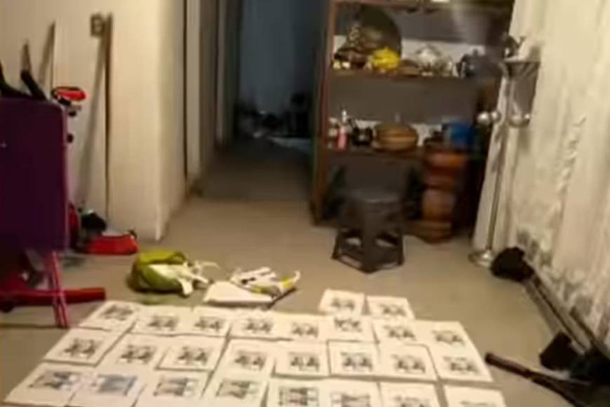 En la vivienda también se encontraron, 100 bolsas de presunta cocaína, cuatro billetes aparentemente falsos, un paquete de 500 hojas de papel moneda y siete tarjetas plásticas para falsificar. 