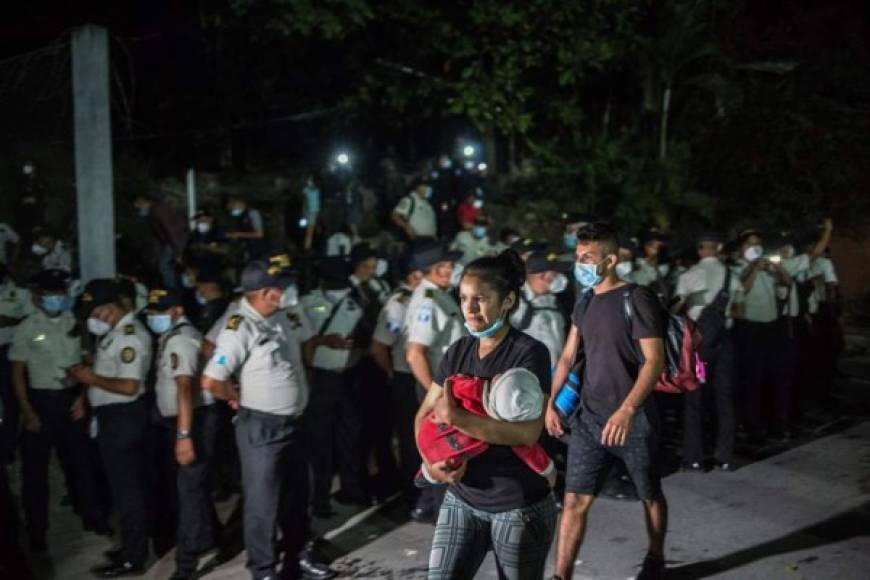 Otros 217 hondureños y 10 salvadoreños fueron detenidos entre jueves y la mañana de este viernes por ingresar ilegalmente a Guatemala, mientras otra multitud de alrededor de 600 hondureños retornaron voluntariamente a su país.