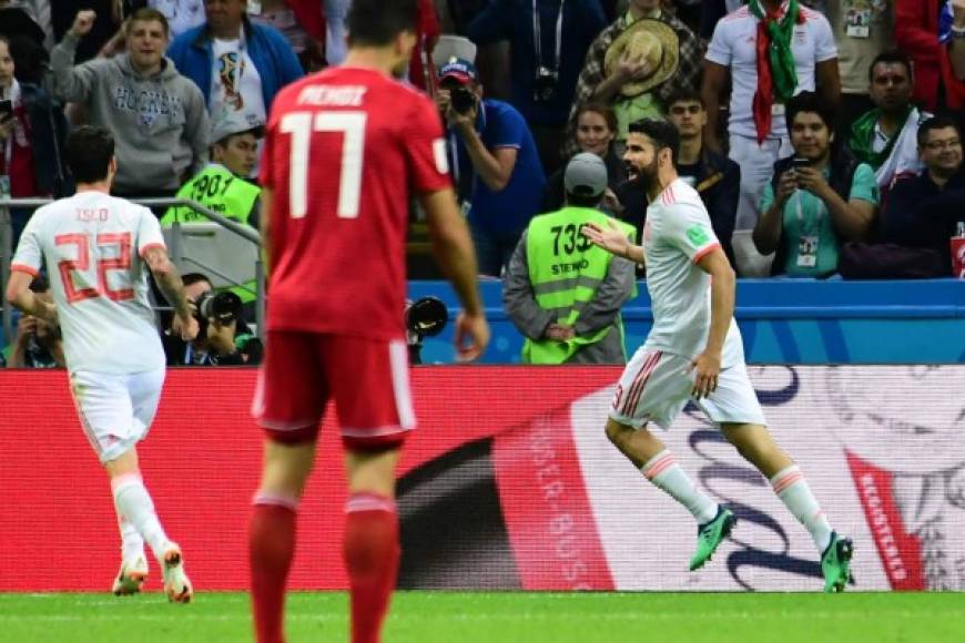 Diego Costa corre a celebrar su gol contra Irán. Foto AFP