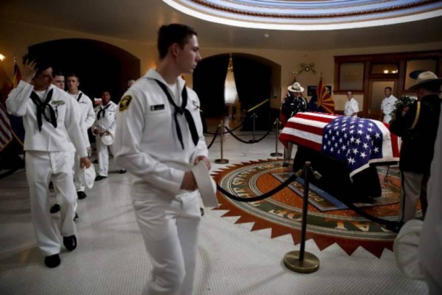 Cientos de personas llegaron esta mañana al Capitolio, entre estas los miembros de la escuela naval de cadetes, para rendir tributo al senador, que falleció el pasado sábado a causa de un cáncer cerebral.