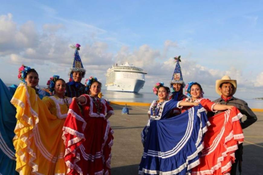 Un cuadro de danza hondureño espera la llegada del crucero Allure of the Seas.