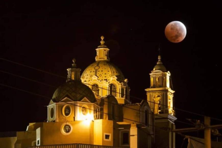 La catedral de la ciudad de Cholula, en el estado mexicano de Puebla, enmarca el eclipse lunar en la madrugada de hoy, miércoles 8 de octubre de 2014 . EFE