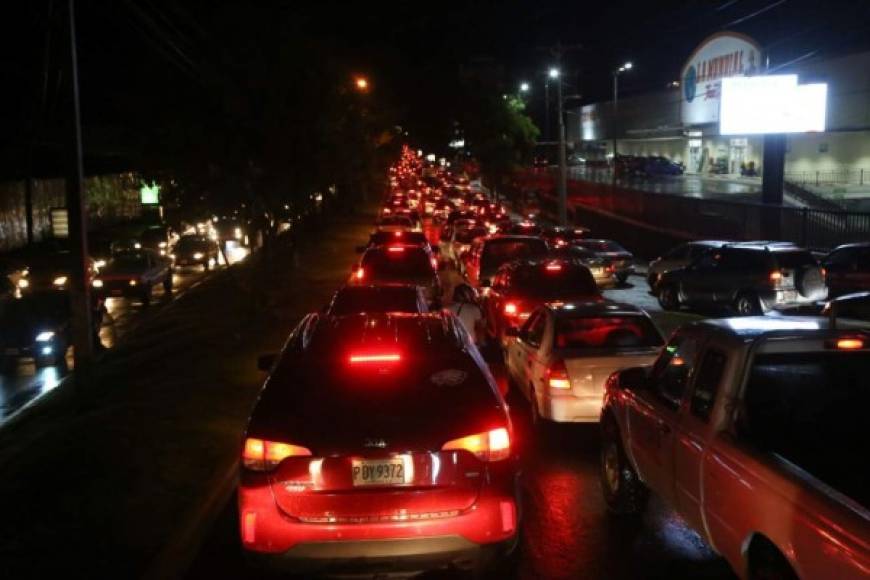Las fuertes lluvias causaron congestionamiento vial en diversos sectores de San Pedro Sula como el bulevar al hospital Mario Rivas.