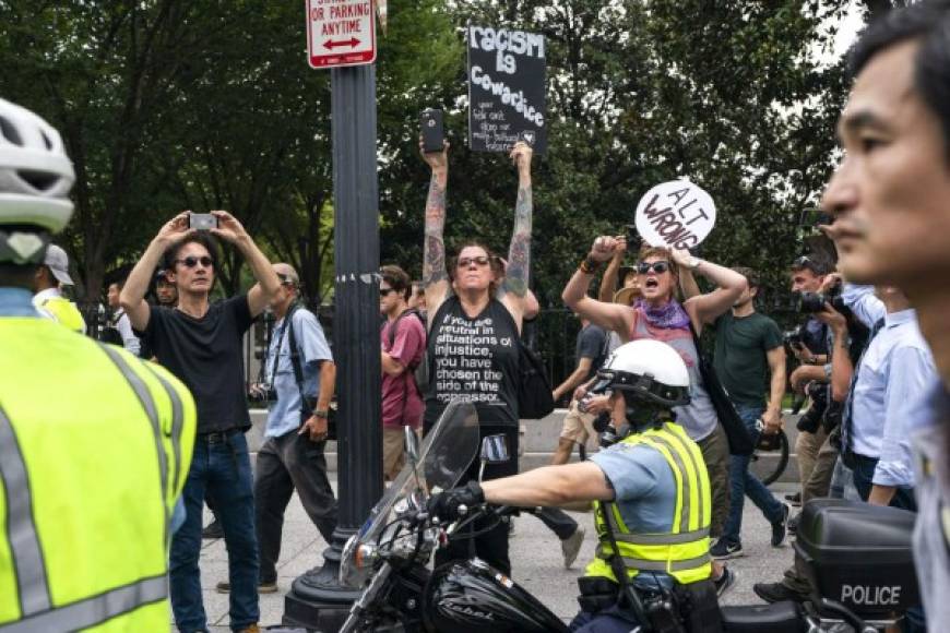 JJL01. Washington (United States), 12/08/2018.- Counterprotestors jeer as white supremacists and members of the alt-right march to the White House on the anniversary of last year's 'Unite the Right' rally in Washington, DC, USA, 12 August 2018. On 12 August 2017, a bloody clash between white supremacists and counterprotestors in Charlottesville, Virginia left three people dead and dozens injured. (Protestas, Estados Unidos) EFE/EPA/JIM LO SCALZO