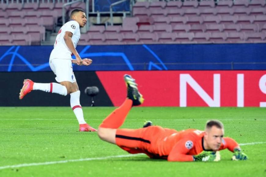 Mbappé corre a celebrar y Ter Stegen observando el balón en el fondo de su portería.