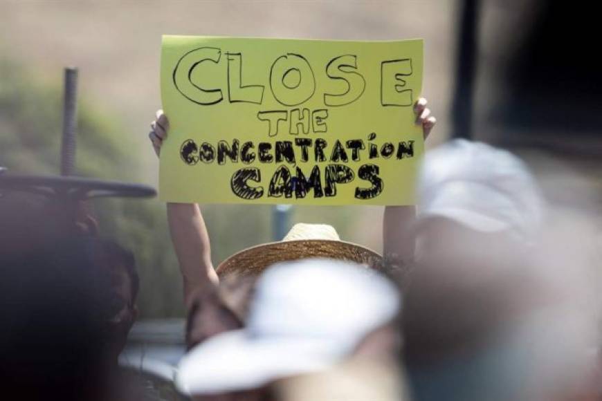 Miles de manifestantes protestaron este martes en varias ciudades de EEUU exigiendo a las autoridades estadounidenses el cierre inmediato de estos centros y la liberación de miles de inmigrantes, tanto adultos como niños.