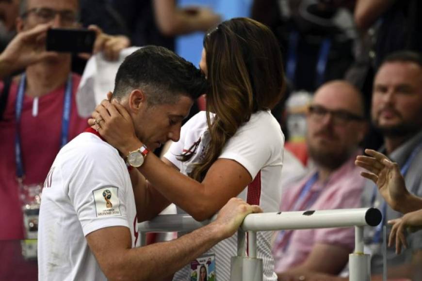 Anna Maria Lewandowska consoló a su triste novio al final del partido entre Polonia y Senegal. Foto AFP