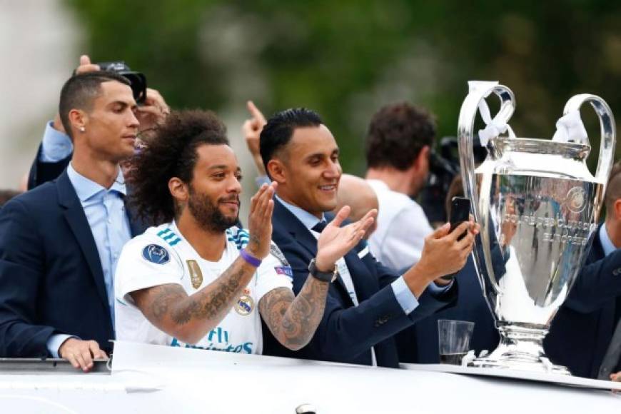 Marcelo y Keylor Navas aplaudiendo el apoyo de los aficionados.