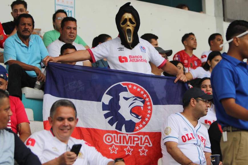 El enmascarado olimpista que llamó la atención en las gradas del estadio Nacional Chelato Uclés.