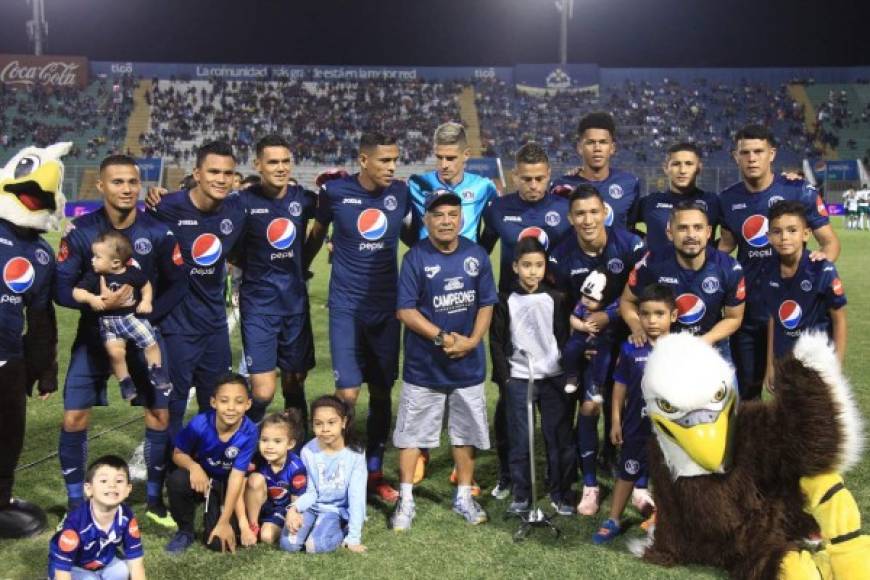Los jugadores titulares del Motagua posaron con niños y este aficionado que camino por el campo del estadio Nacional apoyado en un bastón.